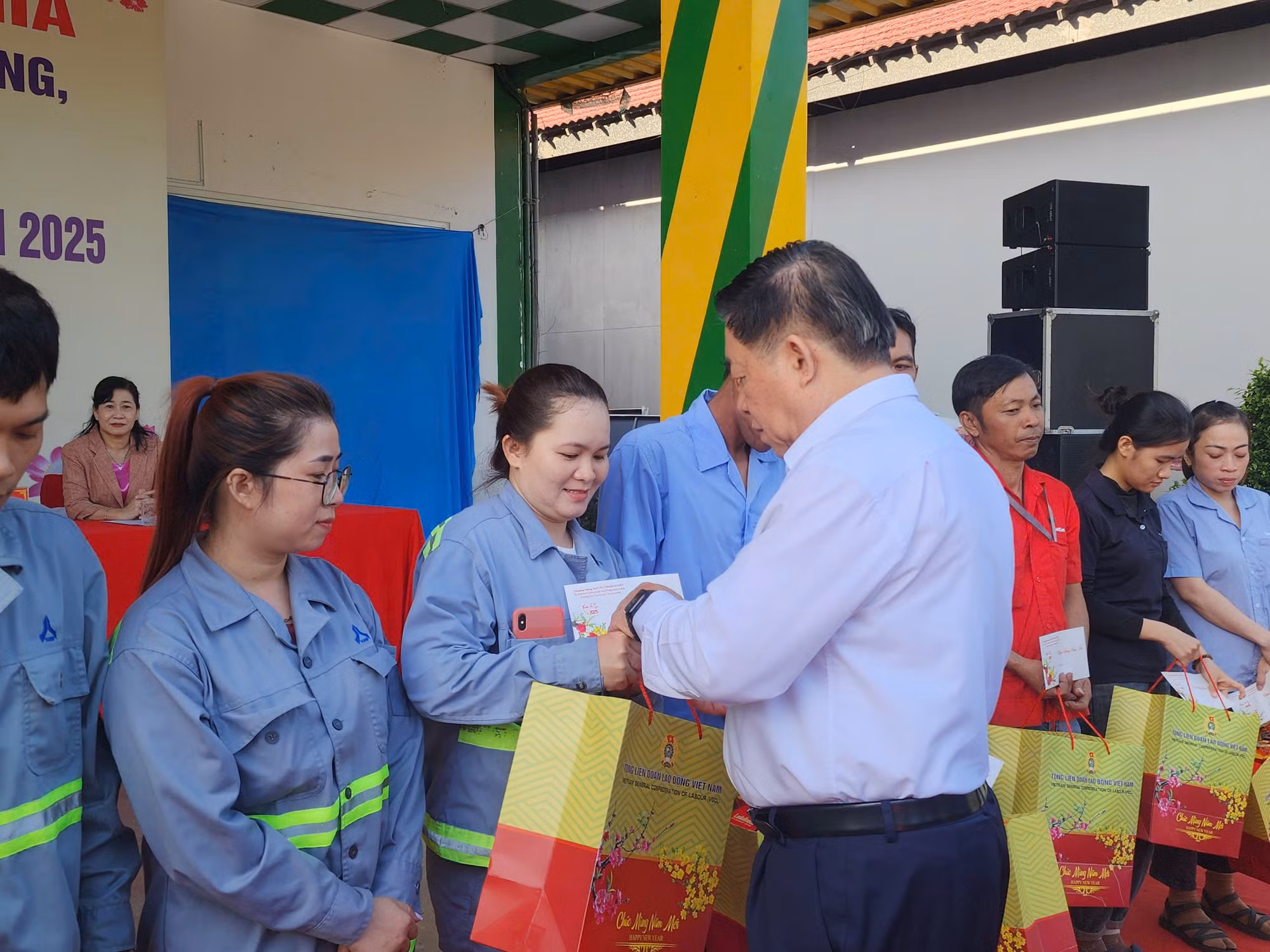 Trưởng Ban Tuyên giáo Trung ương tặng quà Tết cho công nhân tại Tiền Giang -0