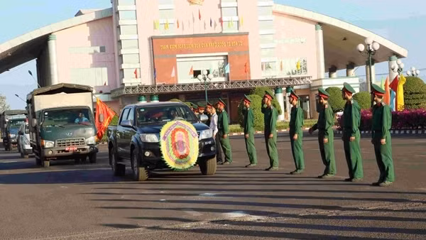 Đón hài cốt liệt sĩ hy sinh ở Campuchia về nước