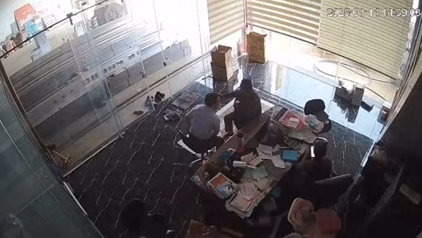 Nhà báo dùng điện thoại quay clip xe múc đất đá rồi “gợi ý quà Tết”