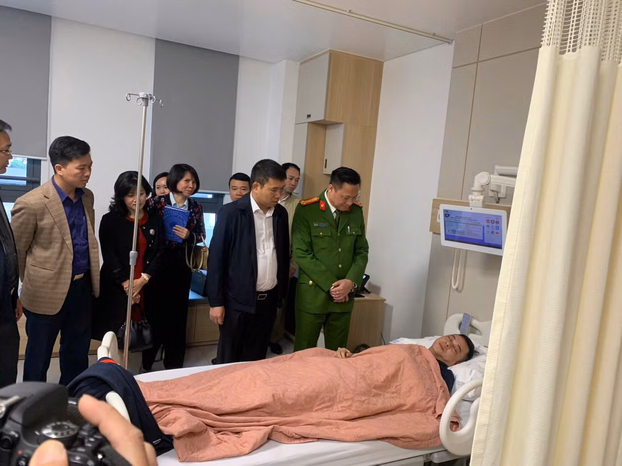 Thăm hỏi, động viên chiến sĩ bị thương khi làm nhiệm vụ -0