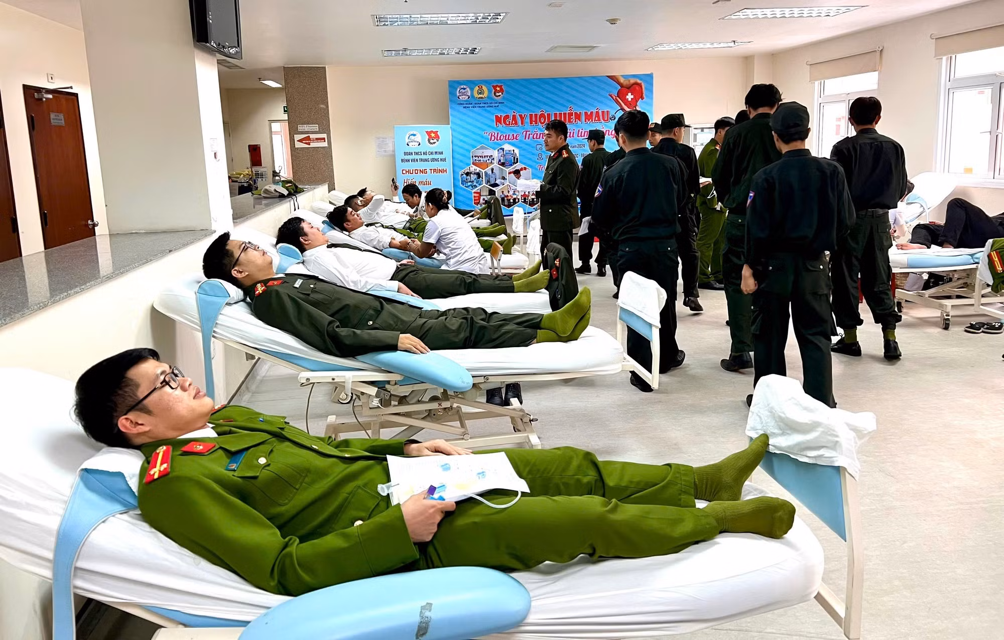 Tuổi trẻ Công an TP Huế hiến máu cứu người -0