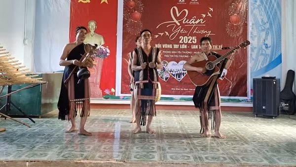 Đem Xuân yêu thương đến với bà con dân tộc Bahnar