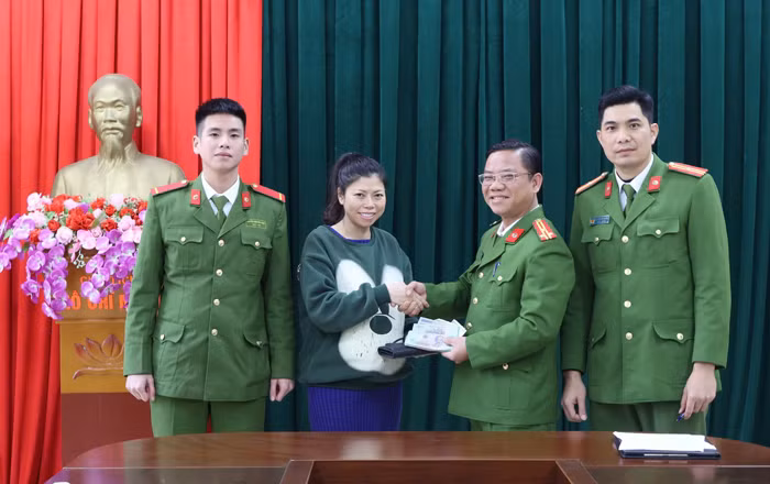Hành động đẹp của chiến sỹ Công an nhặt được hơn 70 triệu đồng trả lại người đánh rơi -0