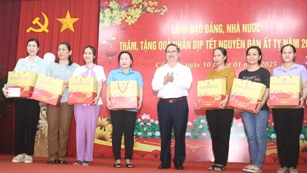 Cần Thơ: Trao quà Tết tặng người lao động