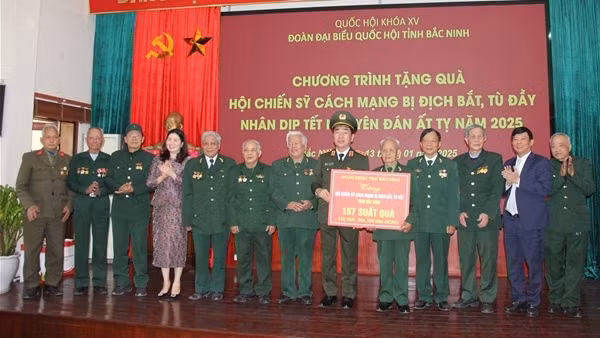 Thứ trưởng Trần Quốc Tỏ và Đoàn ĐBQH tỉnh Bắc Ninh tặng quà các chiến sĩ cách mạng bị địch bắt tù đày
