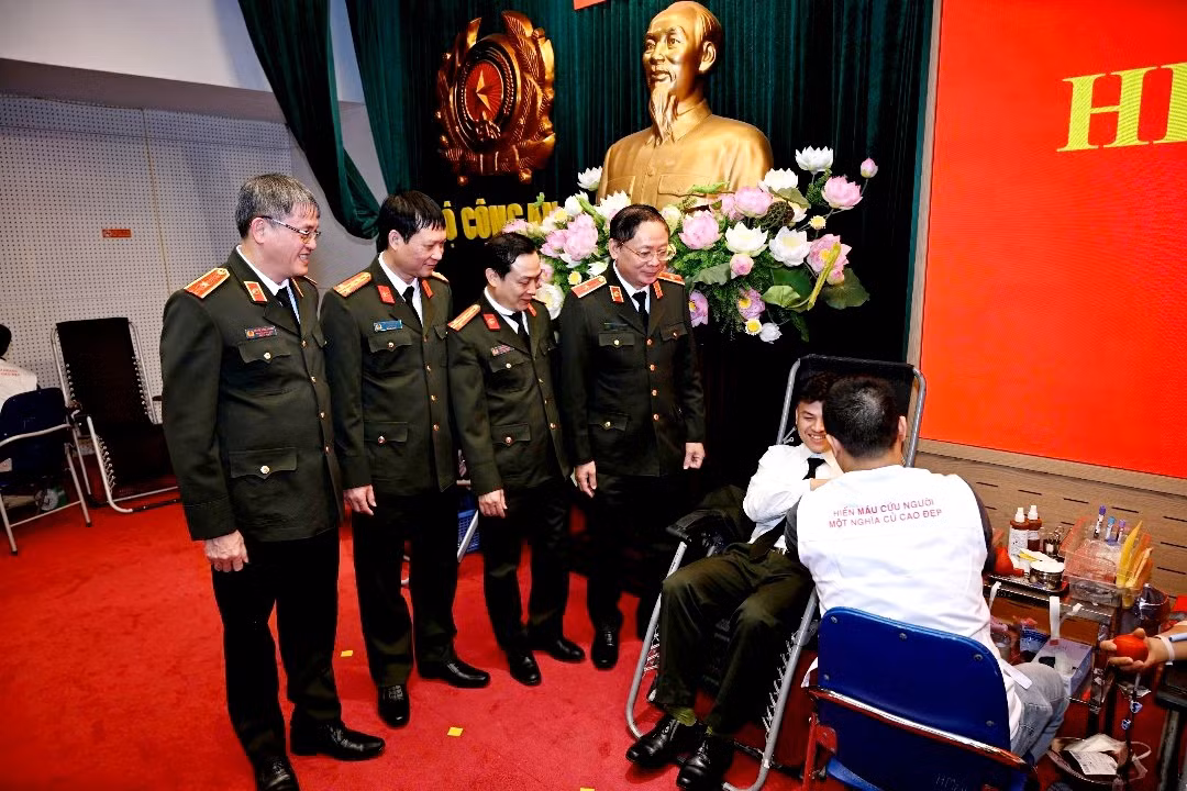 Hàng trăm cán bộ, chiến sĩ tham gia hiến máu nhân đạo -0