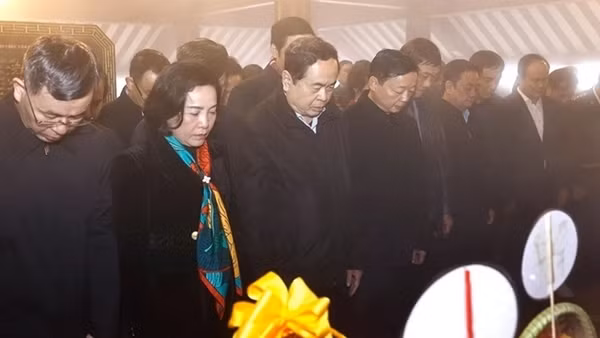 Chủ tịch Quốc hội Trần Thanh Mẫn dâng hương tưởng nhớ Chủ tịch Hồ Chí Minh
