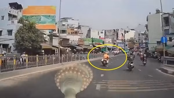 CSGT mở đường hỗ trợ người nhà bệnh nhân vào bệnh viện cấp cứu kịp thời