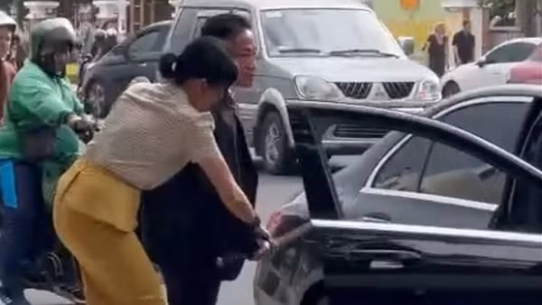 Bị nhắc nhở vì bẻ hoa, người đàn ông đi xe Mercedes rút kiếm đe dọa công nhân