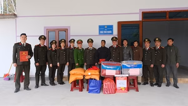 Cục An ninh đối ngoại Bộ Công an phối hợp Công an tỉnh Cao Bằng trao nhà tình nghĩa