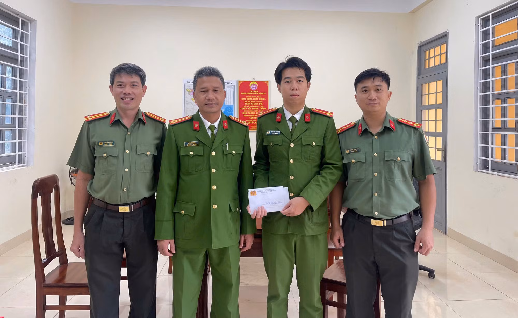 Công an Cửa khẩu CHKQT Tân Sơn Nhất thăm hỏi, chúc Tết CBCS tăng cường các xã biên giới -2