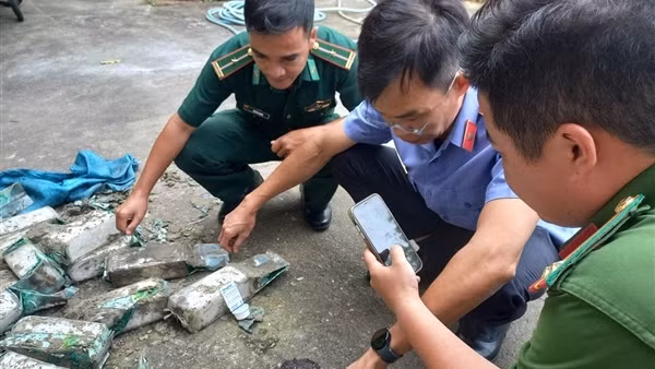 Phát hiện 25 gói nilon nghi là ma túy trôi dạt vào bờ biển Côn Đảo
