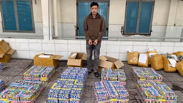 Bắt giữ 2 đối tượng buôn lậu hơn 1,2 tấn pháo nổ