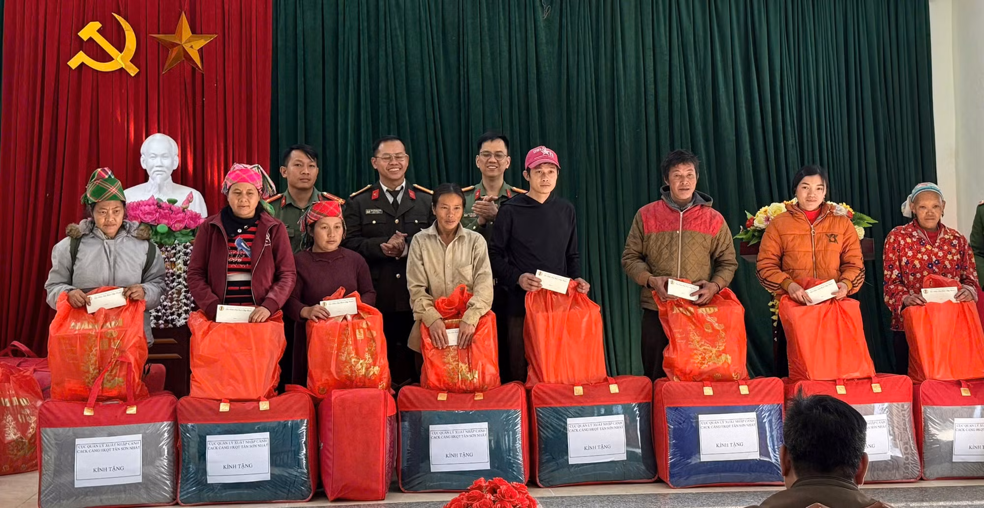 Công an Cửa khẩu CHKQT Tân Sơn Nhất thăm hỏi, chúc Tết CBCS tăng cường các xã biên giới -0