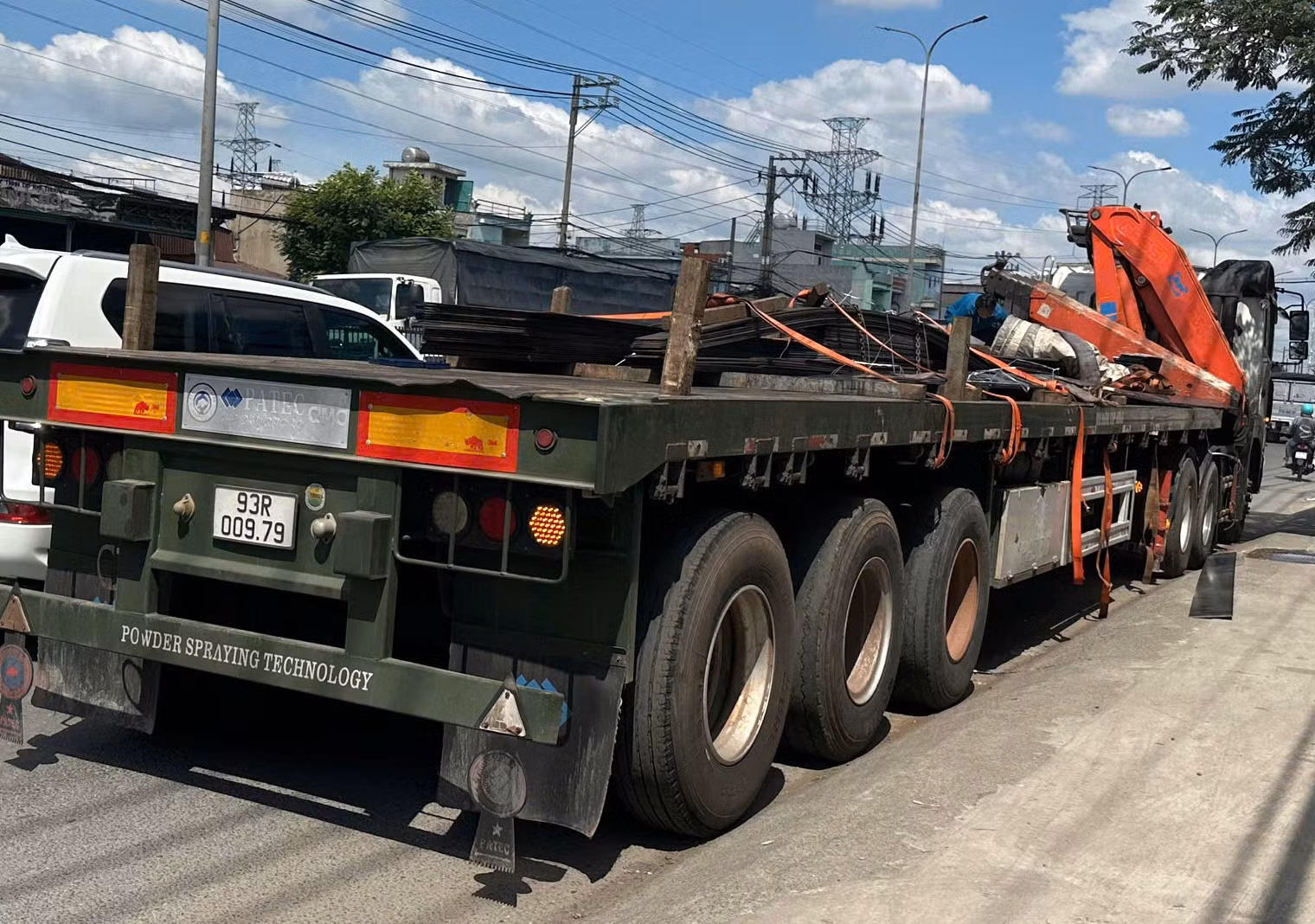 Thắng gấp, hàng chục tấm thép nặng hàng tấn rơi trúng chân người đi đường -0