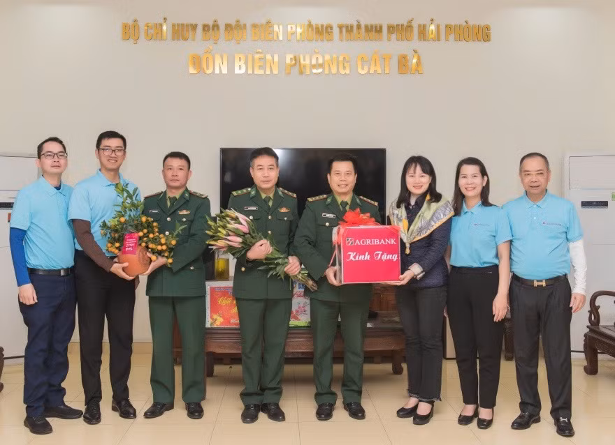 Agribank thăm và tặng quà cán bộ, chiến sỹ vùng biển đảo Đông Bắc nhân dịp Tết Ất Tỵ 2025 -0