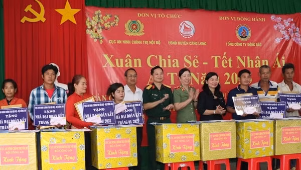Cục An ninh chính trị nội bộ trao nhà đại đoàn kết và&nbsp;tặng&nbsp;quà người nghèo tại Trà Vinh