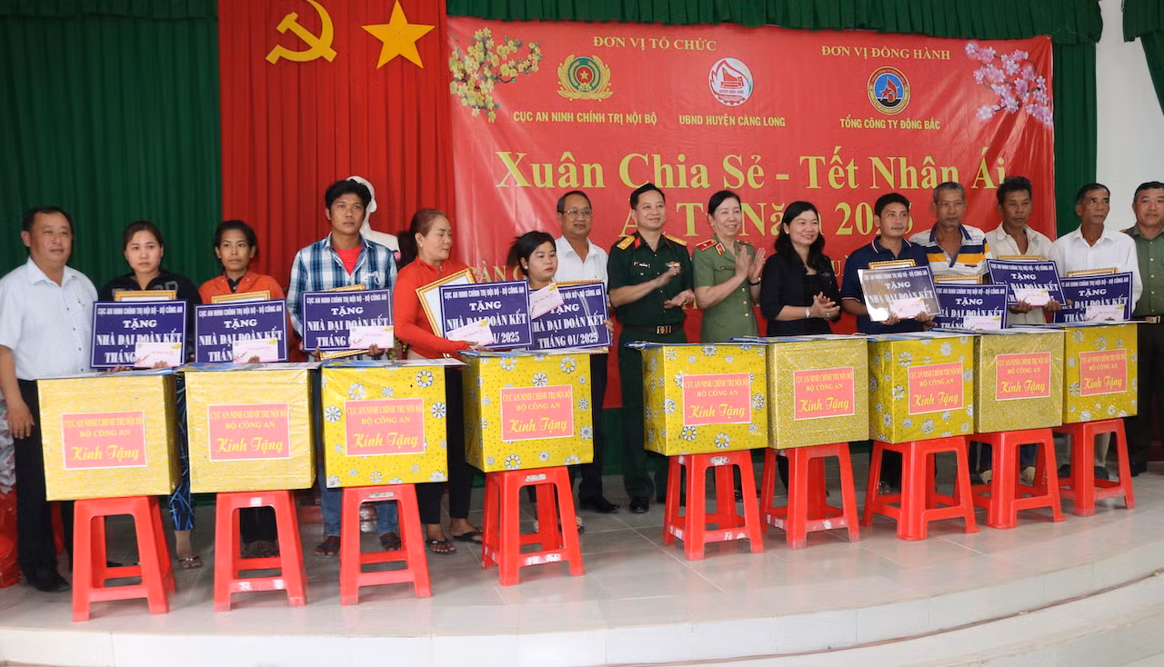 Cục An ninh chính trị nội bộ trao tặng nhà đại đoàn kết và&nbsp;tặng&nbsp;quà tại Trà Vinh -0