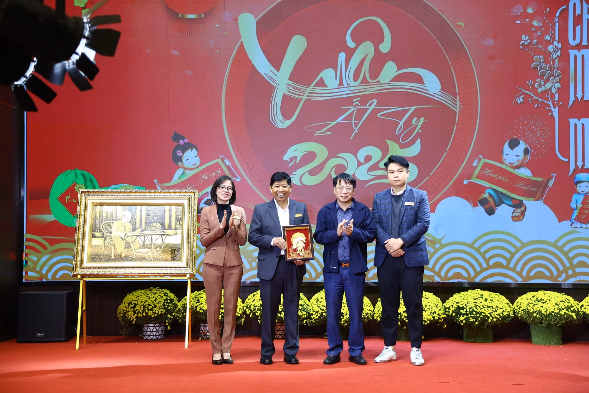 Tập đoàn Phượng Hoàng đóng góp tích cực trong công tác an sinh xã hội năm 2024 -0