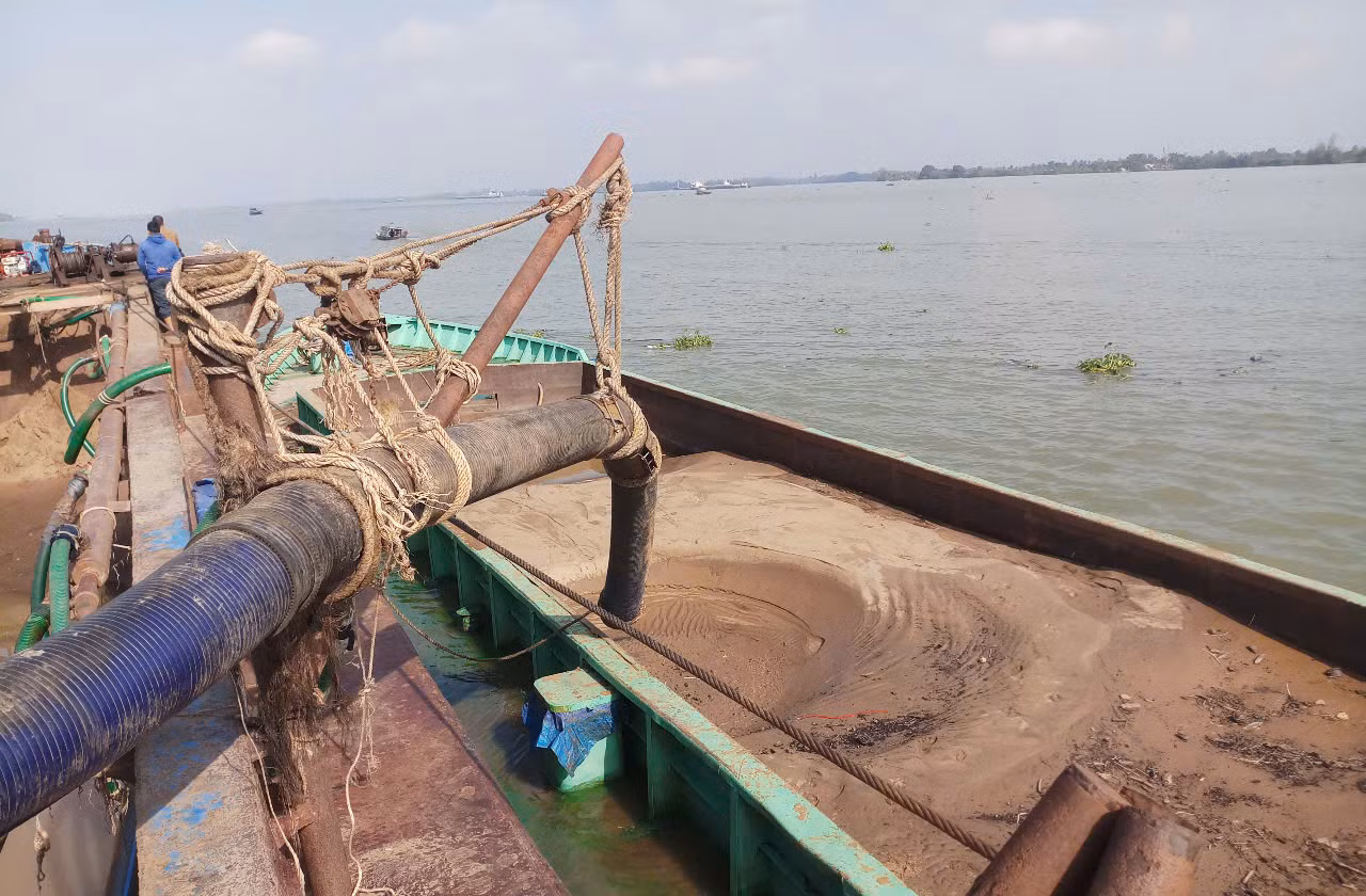 Bắt quả tang 2 đối tượng mua bán cát pháp trên sông Hậu -1