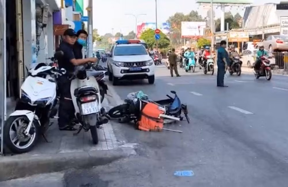 Xe ô tô tông hàng loạt phương tiện trên đường, nhiều người nhập viện -0