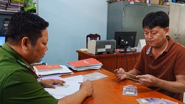 Công an thành phố Mỹ Tho trao trả tài sản bị cướp cho chủ tiệm vàng