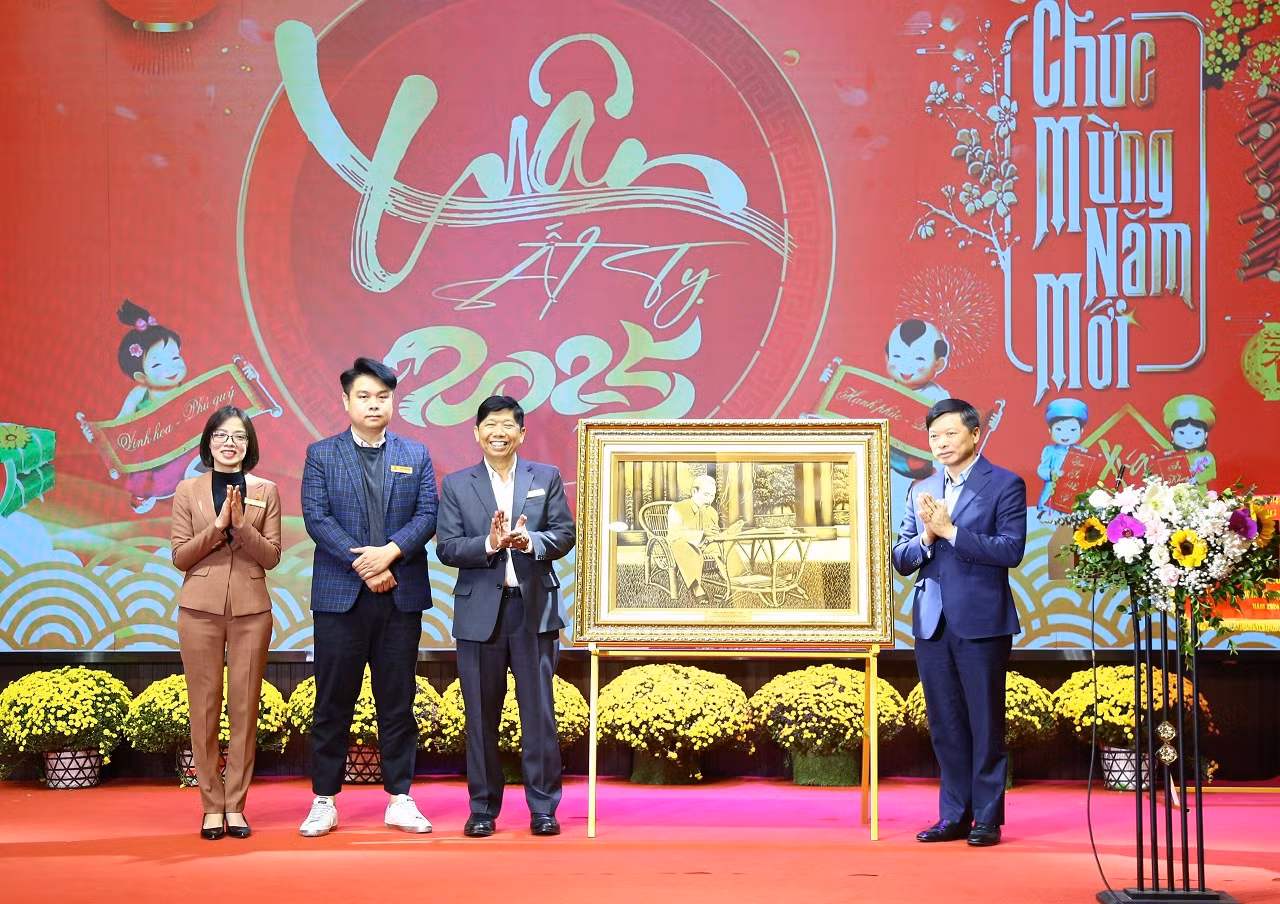 Tập đoàn Phượng Hoàng đóng góp tích cực trong công tác an sinh xã hội năm 2024 -0