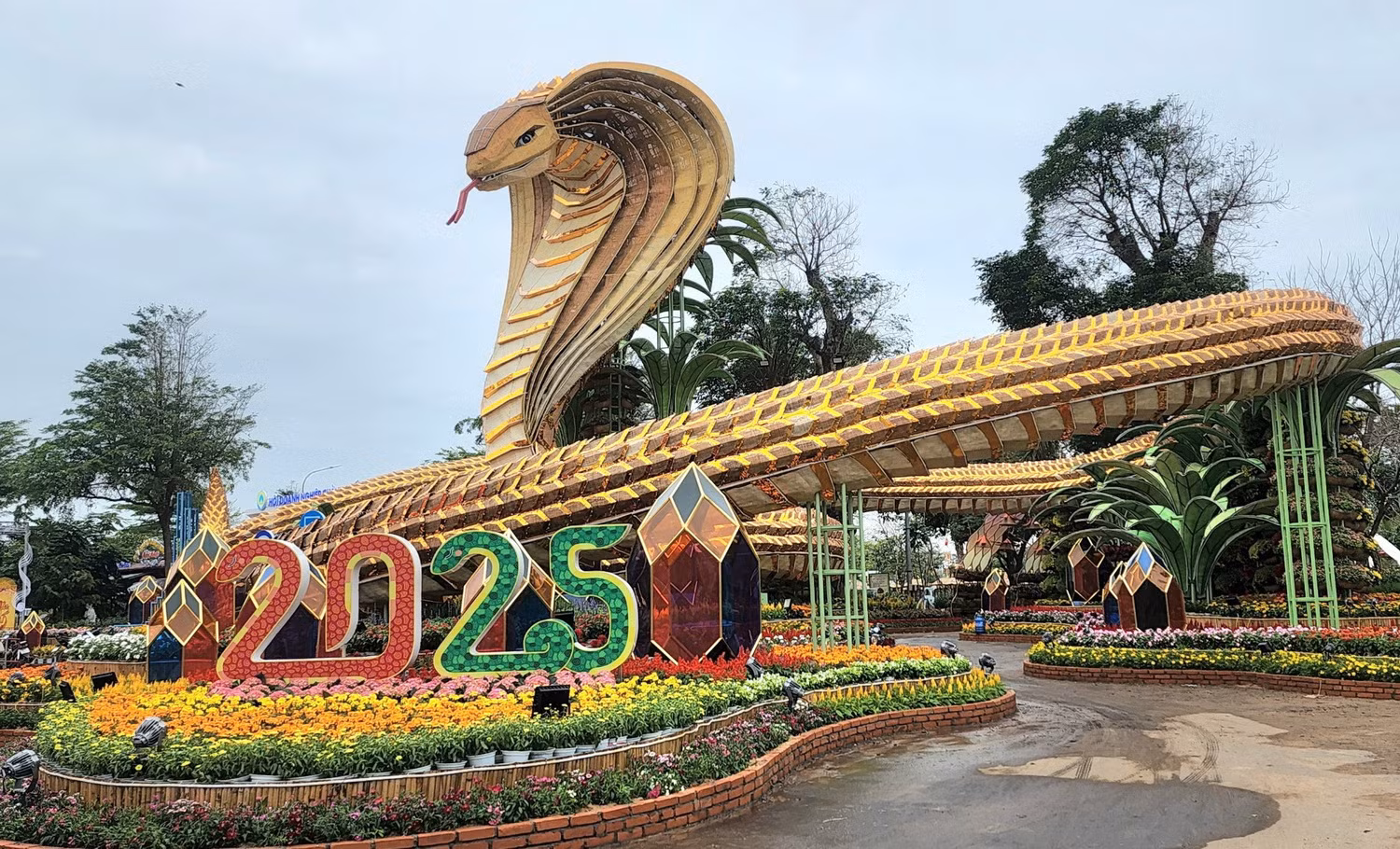 Linh vật rắn Phú Yên “Vươn ra biển lớn trong thời kỳ hội nhập” -1