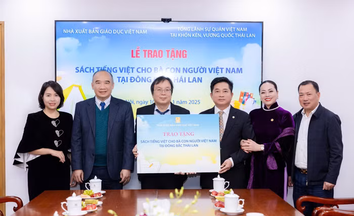 Nhà xuất bản Giáo dục Việt Nam trao tặng sách cho đồng bào người Việt tại Đông Bắc Thái Lan -0