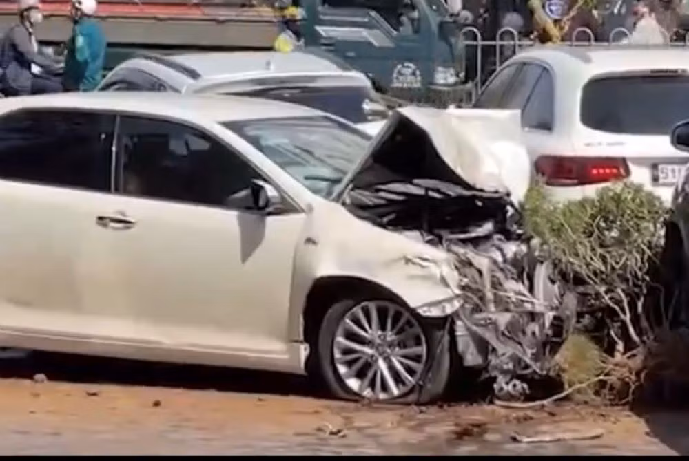 Xe ô tô tông hàng loạt phương tiện trên đường, nhiều người nhập viện -0