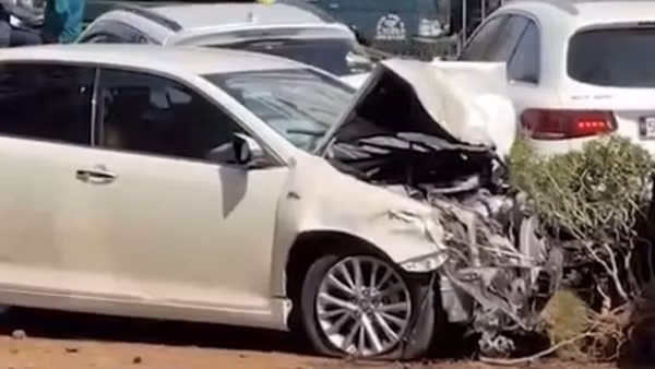 Ô tô tông liên hoàn và nhiều xe rồi lao vào chung cư, nhiều người nhập viện