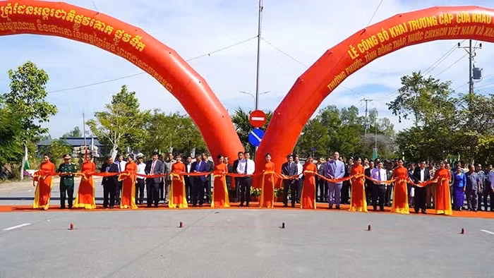 Khai trương cặp Cửa khẩu Quốc tế đường bộ và đường sông Thường Phước - Kaoh Roka -0
