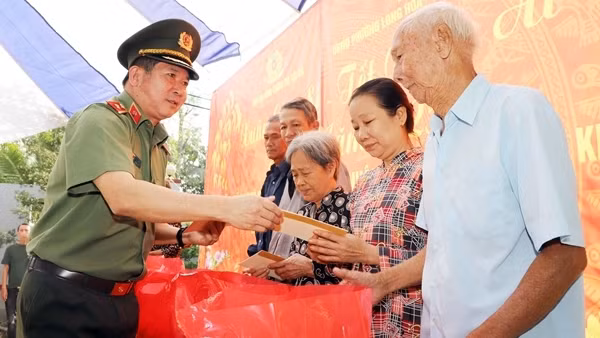 Cục An ninh chính trị nội bộ tặng quà Tết cho người dân ở Cần Thơ và Bến Tre