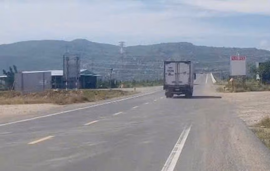 Xe đầu kéo cán tử vong nhân viên quán dừng nghỉ ven đường dẫn cao tốc -0