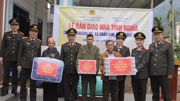 Tặng nhà tình nghĩa và quà Tết cho hộ nghèo miền núi Nghệ An