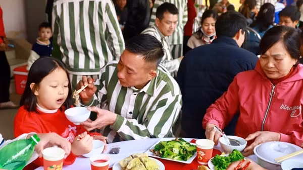 Ấm lòng bữa cơm đoàn viên