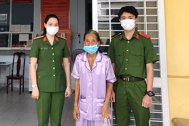 Kịp thời đưa bà cụ lạc đường về nhà an toàn ảnh 1 Kịp thời đưa bà cụ lạc đường về nhà an toàn -0