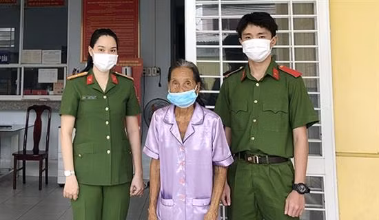 Kịp thời đưa bà cụ lạc đường về nhà an toàn
