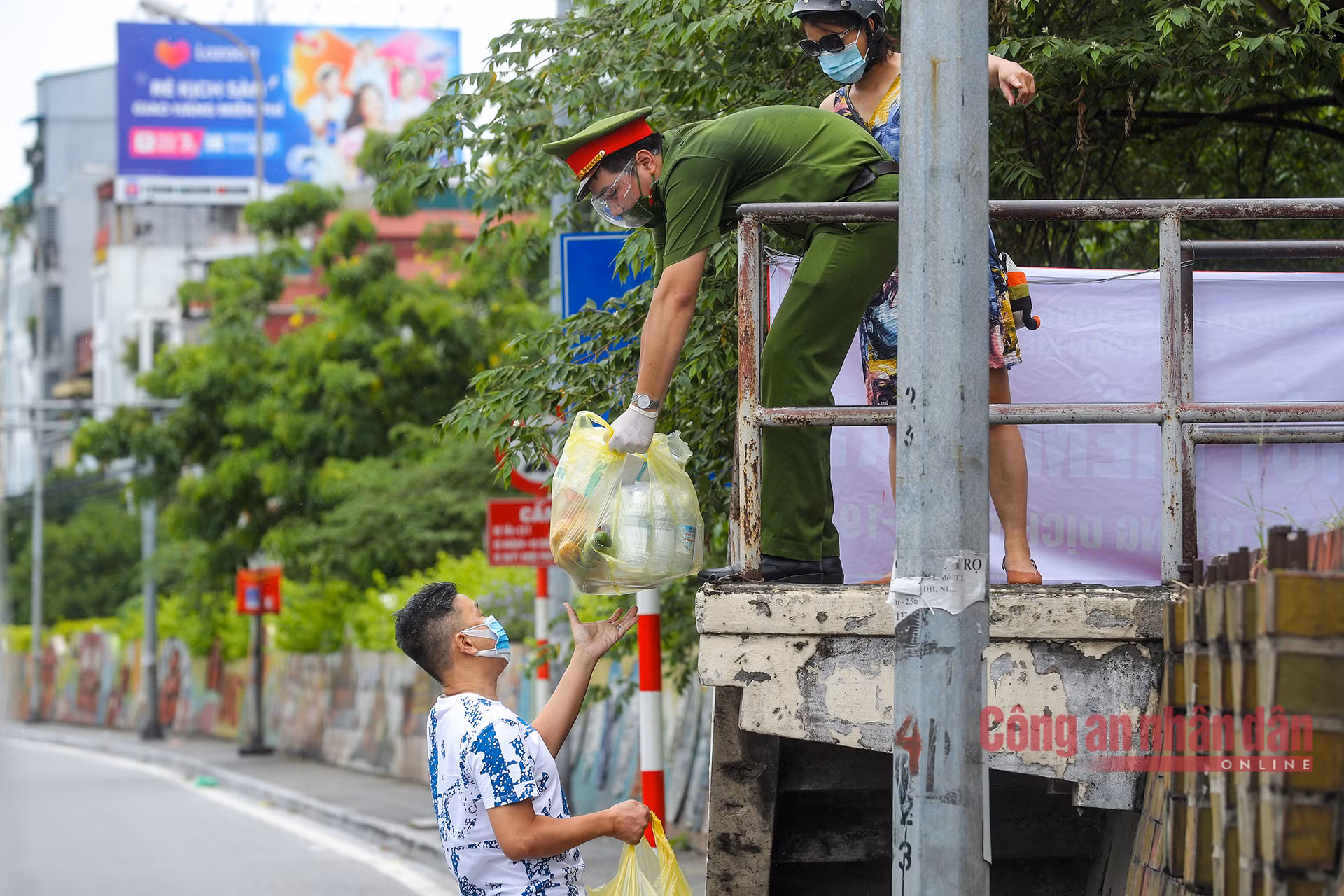 Công an chốt trực, kiểm soát người ra vào phường Chương Dương 24/24 giờ -6