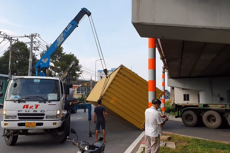 Xe đầu kéo cố qua gầm cầu vượt khiến container rơi xuống đường -0