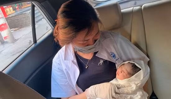 Hình ảnh đẹp chiến sỹ Công an thu gom cá giúp người dân ảnh 4