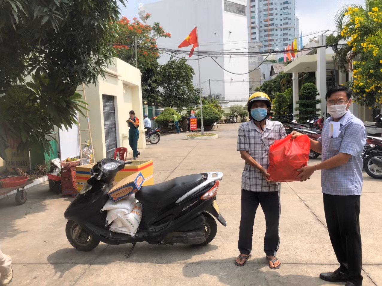 Hơn 500.000 phần quà tặng các gia đình khó khăn do dịch bệnh -0