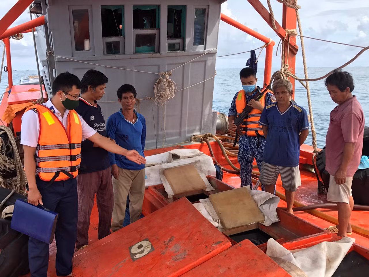 Tăng cường đấu tranh tình trạng mua bán, vận chuyển, sang mạn xăng dầu trái phép trên biển -0