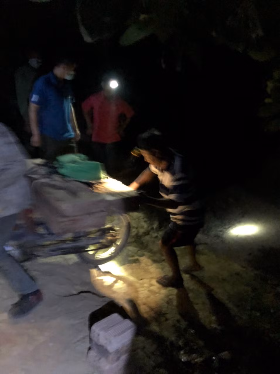 Thêm một vụ lâm tặc rút dao đe doạ cướp tang vật -0