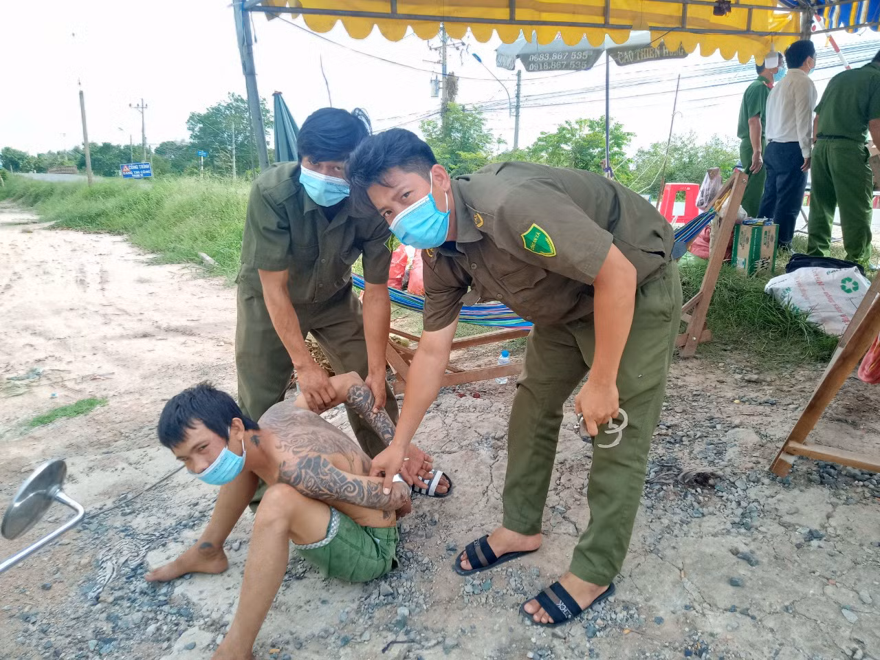 Ngáo đá cầm dao gây rối tại chốt kiểm soát dịch -0