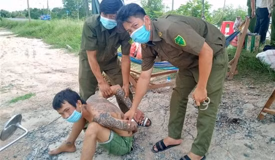 Giải cứu cô gái nghi "ngáo đá" nhảy múa trên nóc nhà ảnh 2