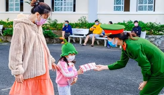 Công an Lâm Đồng ra quân bảo vệ an toàn giao thông mùa du lịch hè ảnh 3