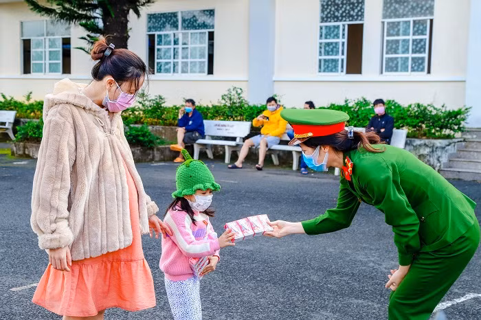 Công an Lâm Đồng tặng quà cho lực lượng làm nhiệm vụ trong khu cách ly -0