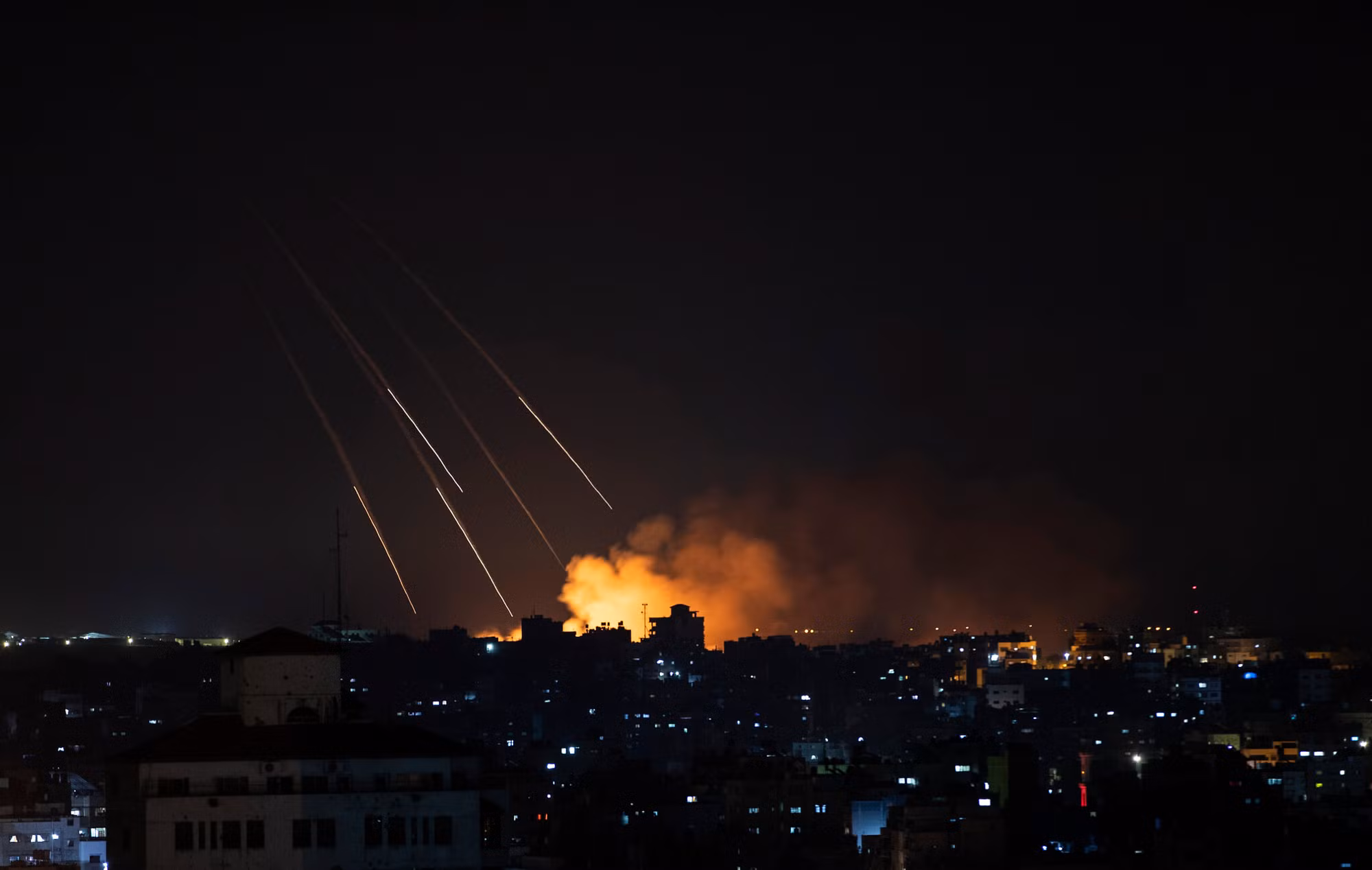 Israel tấn công Hamas sau vụ thả khí cầu mang chất gây cháy qua biên giới -0