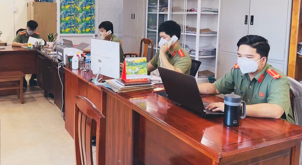 Sự hy sinh thầm lặng của những chiến sĩ Công an trong Tổ Truy vết nhanh COVID-19 ảnh 2 Sự hy sinh thầm lặng của những cán bộ chiến sĩ làm công tác truy vết -0